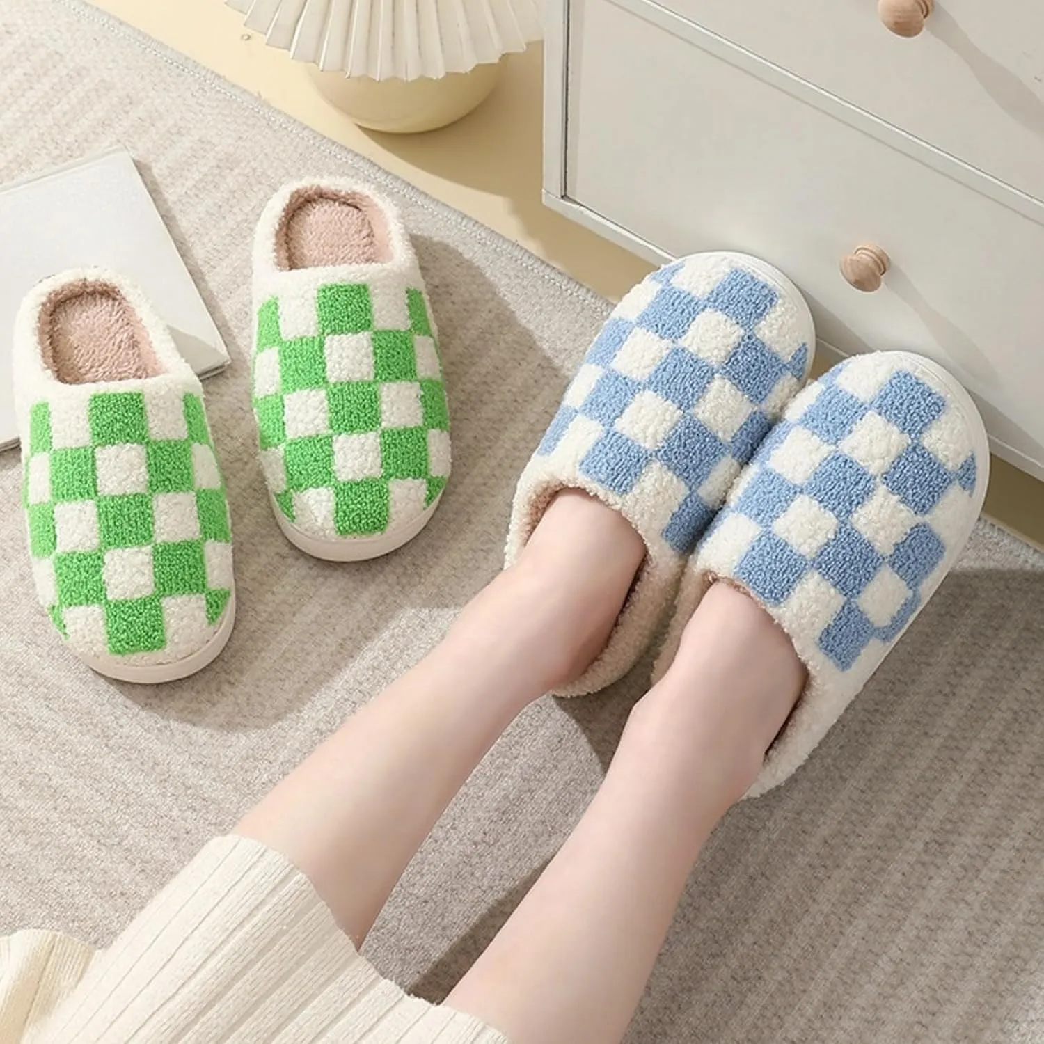 Checkered Slippers for Women Men Slip On Indoor House Slides Winter Plush Warm Slippers Cozy House Shoes Soft Lightweight Non Slip Sole Home Slippers Couples Bedroom Slippers Outdoor Wear