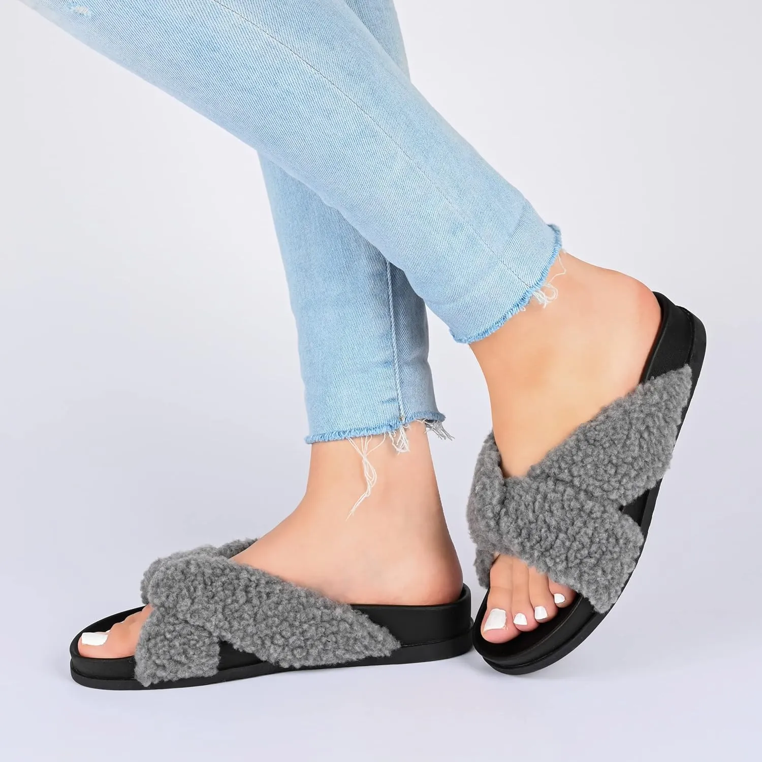 Journee Women's Dalynnda Slippers