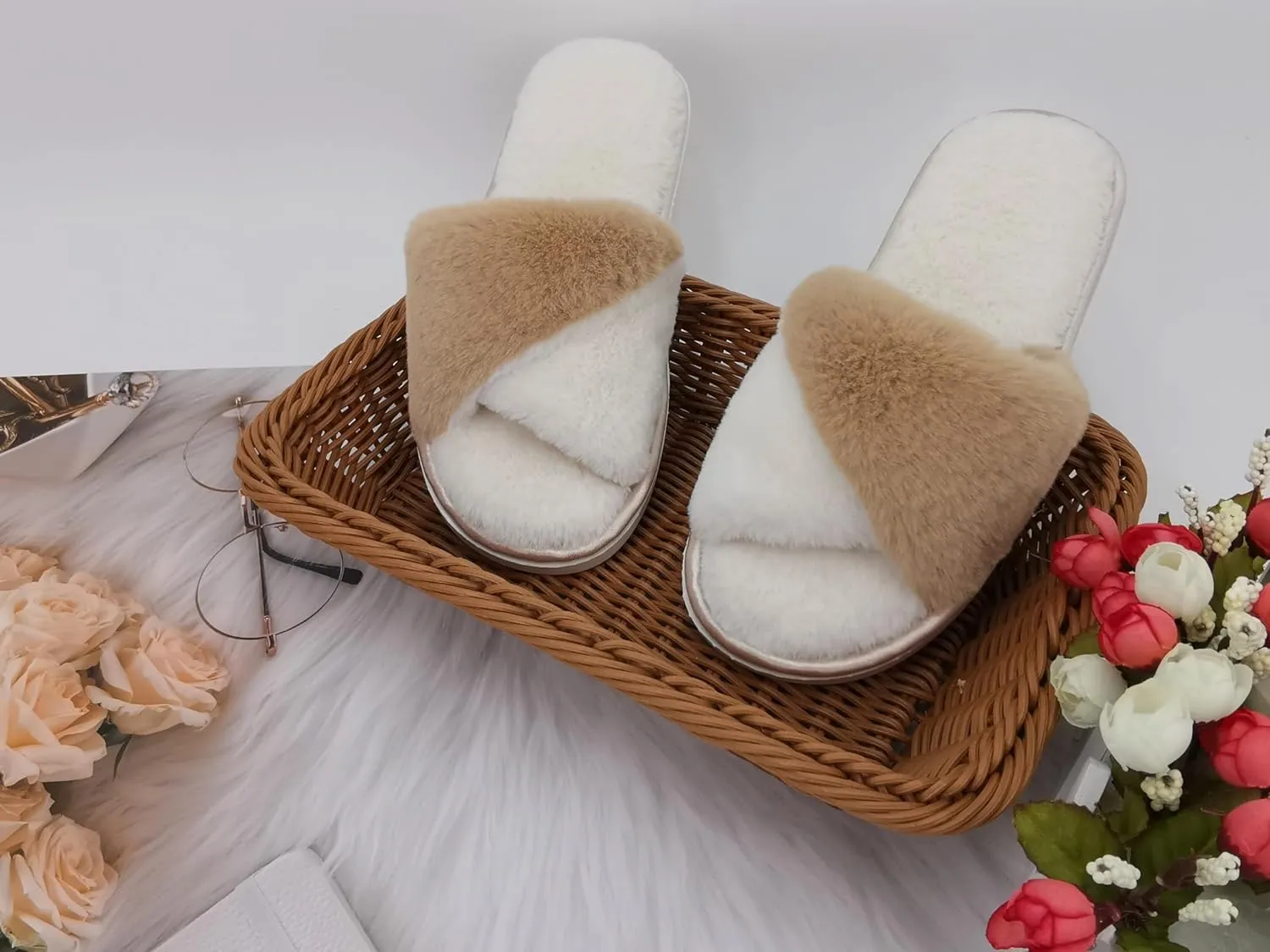 ofoot Women's Memory Foam Two-tone Crossed Twisted Strap Open Toe Slides | Breathable, Soft and Comfortable Faux Fur | Lightweight & Slip-resistant Flat Outsole