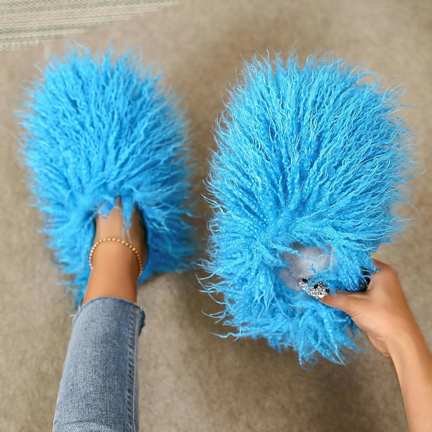 Unisex Fuzzy Faux Fur Slippers, Women's Fluffy Long Hair Sheep Faux Fur Slip on Slides, Girls Luxury Big Fluffy Outdoor Flat Slippers, Long Curly Hair Non-Slip Warm Home Slide Shoes