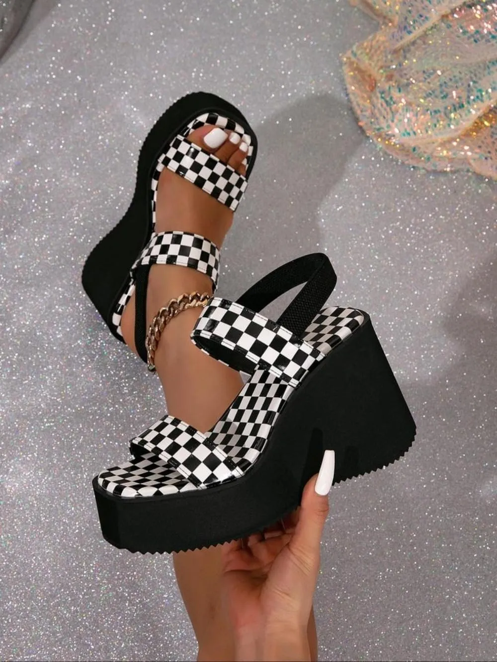 Women's Checkered Pattern Platform Heels Sandals Trendy Slip on Wedge Sandals Chic All-match Shoes for Daily Wear Casual Walking Slides No Slip Thick Sole with Arch Support Summer Party Vacation
